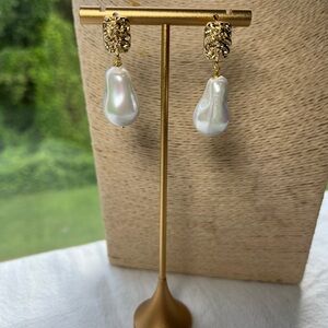 Elegant Gold and Pearl Drop Earrings